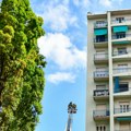 Prvi dan u novom stanu pretvorio se u noćnu moru Komšije im zalepile jezivu poruku na vrata, mreže gore od komentara! (video)…