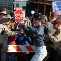 Двадесетак људи ухапшено на протесту испред имиграционог центра у близини Чикага