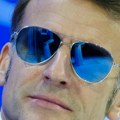 Zašto Emanuel Makron nosi sunčane naočare u zatvorenom prostoru u Davosu?