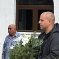 Pevač kojeg nismo dugo videli u javnosti došao na sahranu Saše Katančića: Pognute glave stigao na opelo (foto, video)