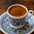 Špekulanti, klimatske promene i carine: Povratak na stare cene kafe nerealan, eksperti iz industrije objašnjavaju zašto