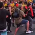 Totalni haos na ulicama SAD! Nezapamćena tuča na Svetskom prvenstvu! Sevale pesnice i to pred meč odluke! (video)