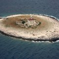 Malo ostrvo kod Hvara možete obići za 600 koraka: Na njemu stoji građevina koja već 150 godina ima važnu ulogu
