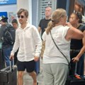 (Video) Naš pevač na aerodromu u japankama zakamufliran napustio Crnu Goru, neprepoznatljiv: Evo kako je reagovao kad nas je…