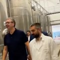 "Šljiva nas je hranila i čuvala": Vučić obišao destileriju kod Rače, degustirao šljivovicu porodice Senić (video)