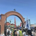 Studenti koji pešače do Beograda, u Bariču održali minut tišine za đake streljane 1941. u Šumaricama (VIDEO)