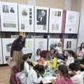 Zlatna jesen u mitrovačkoj biblioteci: Učenici devet škola pokazali kreativnost, proglašeni najbolji radovi