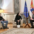 "Mnogo mi je žao i teško zbog svega što se dogodilo, hvala vam na hrabrosti": Vučić sa majkom iz Sremske Mitrovice koja je…