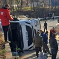 Saobraćajna nesreća kod Kraljeva: Prevrnuo se kamion pun kamenja: Ima povređenih