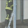 (Uznemirujuća fotografija) Komšije za ALOonline otkrile jezive detalje tragedije u Doboju: Telo je visilo sa ograde na prvom…