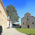 KFOR: posle odluke Prištine o vraćanju zemljišta Visokim Dečanima: Nastavićemo da brinemo o bezbednosti manastira
