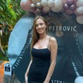 (Foto) Ivana Aleksić u javnosti bez brushaltera: U crnoj haljini pripijenoj uz telo pokazala zanosne obline, svi se okretali…