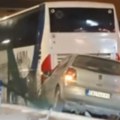 Vozač skrenuo sa puta pa probio ogradu kod autobuske stanice: Udes u Čačku