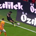 U šta gledate?! Za nevericu da je ovo – gol (VIDEO)