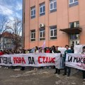 Đaci i profesori Prve kragujevačke gimnazije podržali su Ekonomsku školu da stupi u blokadu