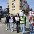 "Kakav režim - takva pravda": Kragujevčani i danas na raskrsnici kod "Uzora" odali poštu žrtvama novosadske tragedije…