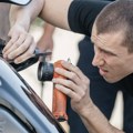 Vozio je motor pored mora i zamalo nije doživeo infarkt: Ukočio se kada je video šta je izgmizalo iz unutrašnjosti