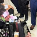 Ovo su novi kraljevi bakšiša! Pare lete na sve strane, haronikaš ceo izlepljen parama (video)