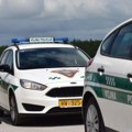 Tri civila autom pokušala probiti blokadu na ulazu vojarne u Udbini, vojnik se spasio