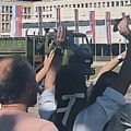 Pokrenut disciplinski postupak protiv vojnika koji je mahao studentima i građanima tokom vojne parade