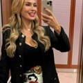 U 54.: Godini grmi u miniću Marijana Mateus opalila selfi u liftu: Crne čizme do kolena i dubok dekolte svi komentarišu (foto)…
