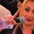Китили је новчаницама од 500 € и златом на ромском слављу: Сандра Решић поделила снимак из Беча, сви гледају у руке