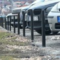 Nakon pritiska javnosti postavljeni zaštitni stubići na parkingu kod hotela Vrbak