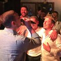 Slavljenik nosi zlatnu krunu, a torta ostavila bez teksta Dinča napravio gala 40. rođendan: Sloba i Jelena Radanović…