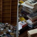Biblioteka u malom stanu: Kako napraviti zid za knjige koji nije prenatrpan
