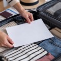 Sve više putnika stavlja običan papir u kofer pre ulaska u avion: Ovaj trik može da vam spase prtljag