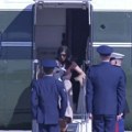 Друга дама САД умало испустила тромесечну бебу: Уша Венс се спотакла док је излазила из хеликоптера (видео)