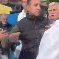 Incident u Sremčici: Pristalica Studentske liste udario SNS aktivistu (video)