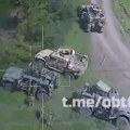 Kakav snimak: Ruski dron kamikaza pograđa usred grupe ukrajinskih boraca i vozila (VIDEO)
