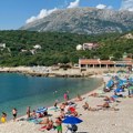 Crnogorci uveli novo pravilo na plažama koje će se dopasti turistima iz Srbije