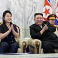 Kim Džong Un s ćerkom na ponoćnoj paradi, stigle i delegacije iz Kine i Rusije