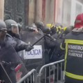 VIDEO: Brutalna tuča policajaca i vatrogasaca u Španiji, više povređenih