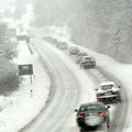 Džip kao da je igračka: Na Zlatiboru sneg pravi haos vozačima: Auto proklizava i vrti se nasred puta, dok mu druga vozila…