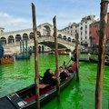 "Dok vlade govore, svet se: Ruši!" Klimatski aktivisti obojili reke Italije u zeleno (foto)
