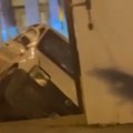 Oglasio se vlasnik automobila Objasnio kako se zaglavio između trotoara i škole na Petlovom brdu (VIDEO)