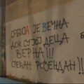 Nedaleko škole koja je bila poprište masakra osvanuo grafit na kojem se Vučiću čestita rođendan