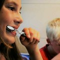 Devojčice značajno više nego dečaci svakodnevno peru zube češće od jednom dnevno