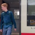 “To je sloboda”: Tinejdžer već 2 godine živi u vozu i ima punu podršku roditelja (VIDEO)