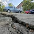 Novi odron u Darvinovoj: Na parkingu vidljive pukotine na asfaltu, dubina rupe više od dva metra