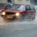 Trik sa telefonom dok pada jaka kiša može da pomogne vozaču! A na društvenim mrežama se preporučuje i ovo