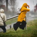 Žestoka oluja stigla u Evropu! Otkazani letovi u Holandiji, drveće blokiralo železnički saobraćaj: Udari vetra i do 120…