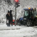 Ekipe na terenu zbog snega Glavni putni pravci prohodni, ali hiljade domaćinstava i dalje bez struje