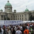 Građani koji su išli na protest na Slaviju gađani jajima i flašama u blizini Skupštine Srbije
