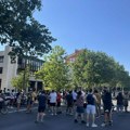 Студенти блокирали обе траке Булевара ослобођења код Прекршајног суда: Подршка приведеним колегама