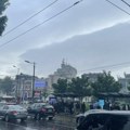 Limena ploča pala sa zgrade kod Slavije, povređena devojka (FOTO)