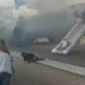 Horor na aerodromu, zapalio se avion pri poletanju Putnici iskakali i padali po pisti u Denveru (video)